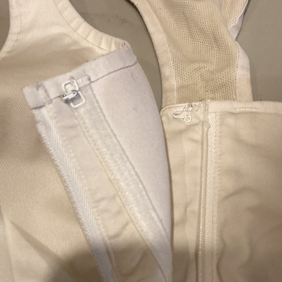 Under Armor Front Zip Sports Bra- Sz 38 D - Picture 3 of 6